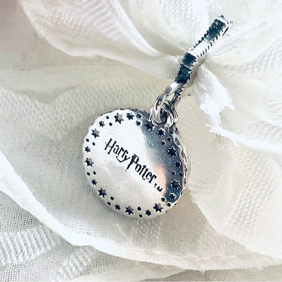 🦁 NWOT Gryffindor Charm – Harry Potter ✨ - Picture 5 of 9